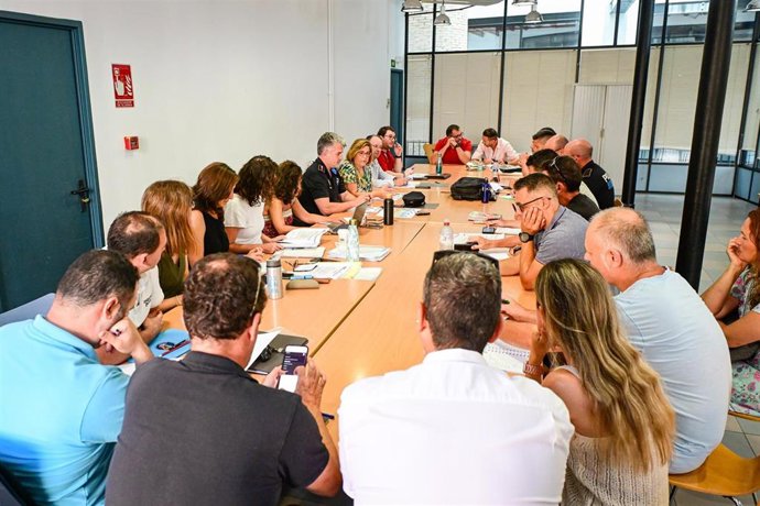 La regidora de Hacienda, Función Pública y Gobierno Interior, Mercedes Celeste, reunida con los representantes sindicales de la Policía Local de Palma para presentar el Plan de Ordenación.