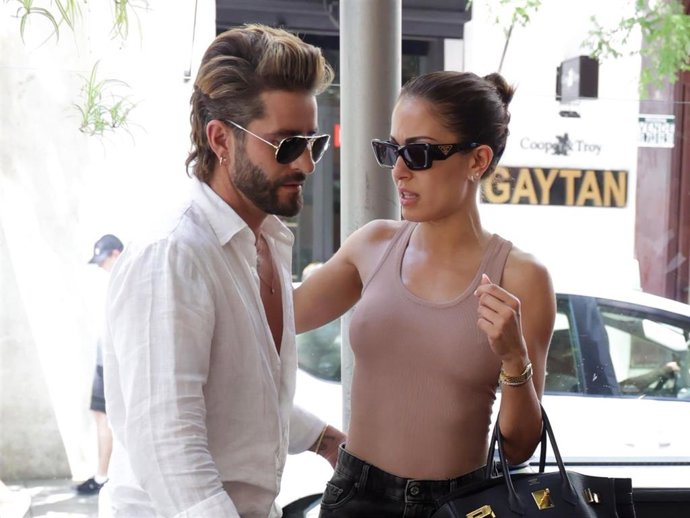 Hiba Abouk y Pelayo Díaz en la terraza de un restaurante, a 17 de julio de 2025, en Madrid (España).