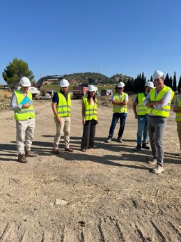 Fran Moreno con la alcaldesa de Espera en las obras del cauce del arroyo Salado.