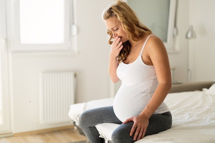 Archivo - Pregnant woman suffering with nausea in morning
