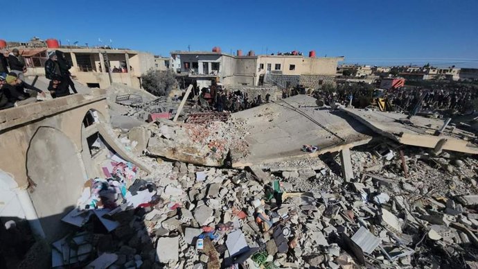 Archivo - SWEIDA, Jan. 19, 2024  -- This photo taken with a mobile phone on Jan. 18, 2024 shows people checking the rubble of buildings destroyed in Jordanian airstrikes in Sweida, Syria. Ten people were killed on Thursday in Jordanian airstrikes that tar