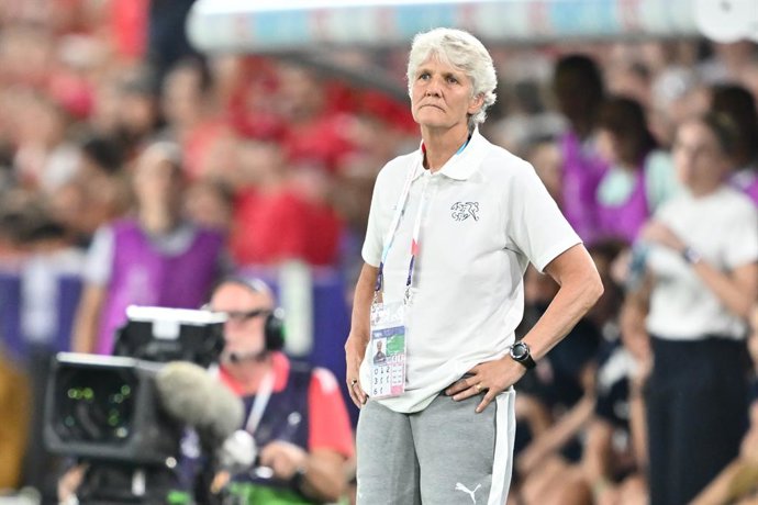 02 de julho de 2025, Suíça, Basileia: O técnico da seleção suíça, Pia Sundhage, fica na linha lateral após a partida de futebol do Grupo A da UEFA Women's Euro 2025 entre Suíça e Noruega no St. Foto: Sebastian Christoph Gollnow/dpa