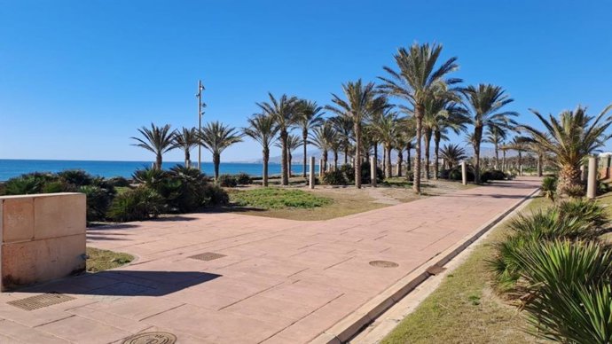 Tramo del paseo marítimo El Palmeral, en El Toyo (Almería).