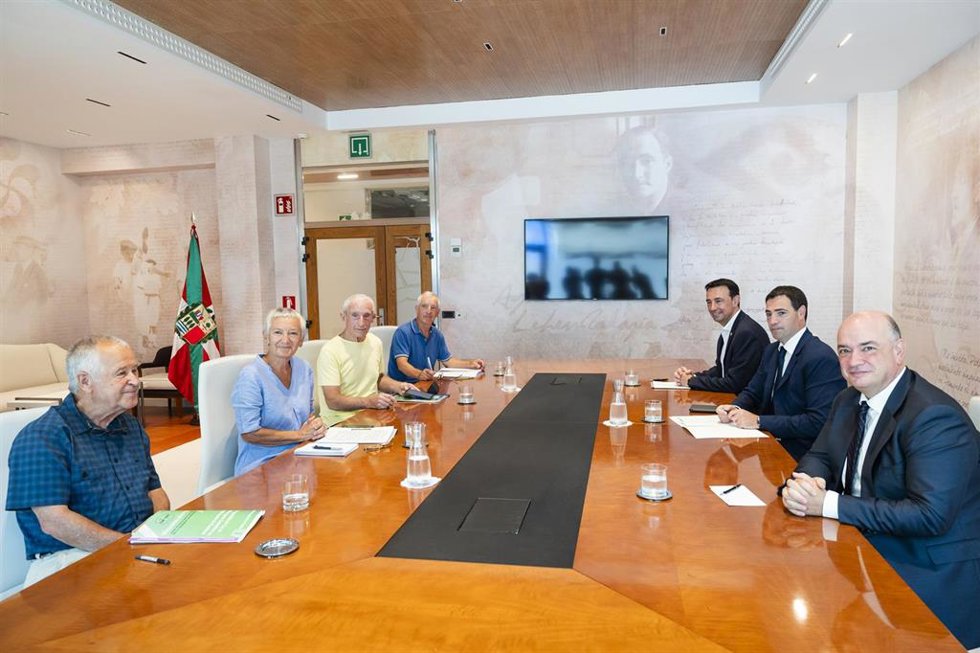 Representantes del Movimiento de Pensionistas de Euskal Herria sen la reunió con el lehendakari, Imanol Pradales, y el vicelehendaki segundo y consejero de Economía, Trabajo y Empleo, Mikel Torres.