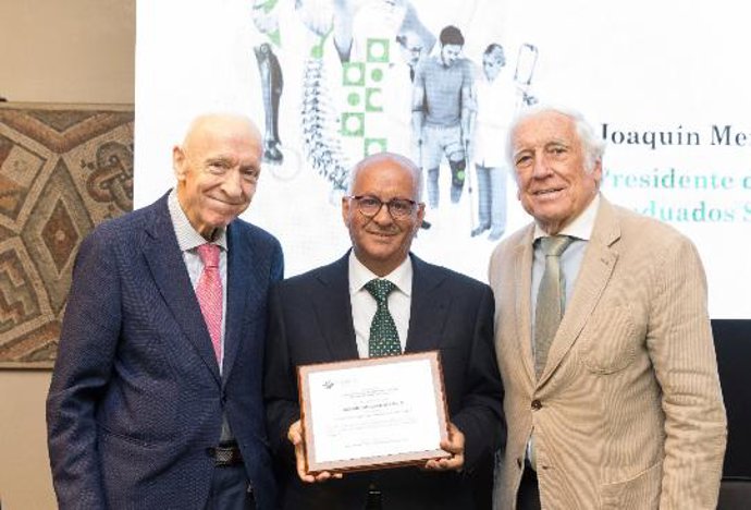 De izquierda a derecha: Carlos Aranda, director gerente de Fraternidad-Muprespa, Joaquín Merchán, presidente del Consejo General de Colegios Oficiales de Graduados Sociales de España, y Carlos Espinosa de los Monteros, presidente de Fraternidad-Muprespa