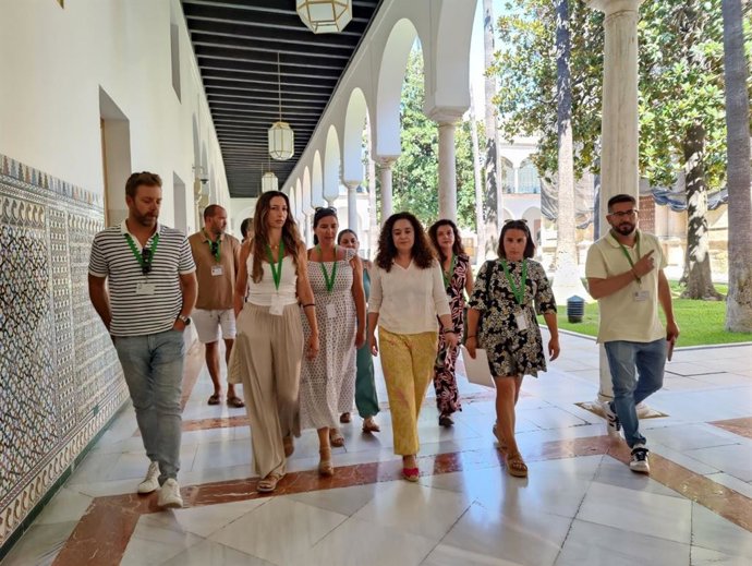 La portavoz del grupo Por Andalucía, Inma Nieto, se reúne en el Parlamento con familias de niños con necesidades especiales.