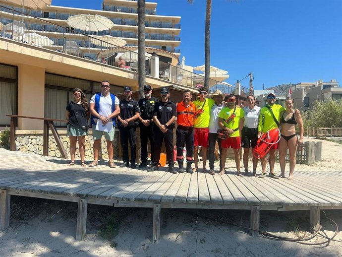 Miembros de los servicios participantes en el simulacro de rescate en Andratx junto con el regidor de Medio Ambiente y Protección Civil, Antoni Nicolau.