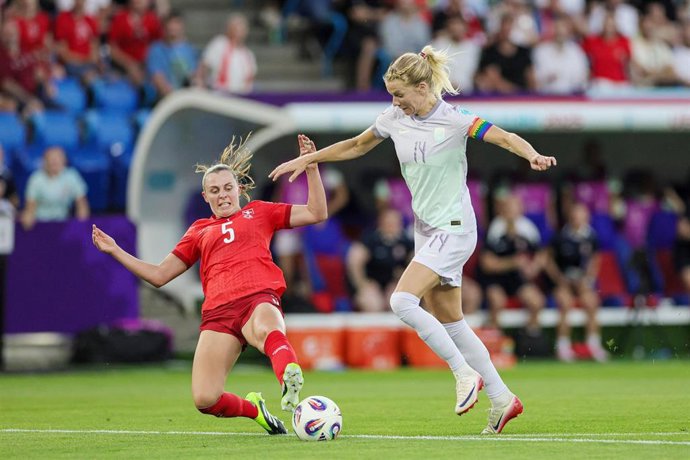 La defensa de Suiza Noelle Maritz hace una entrada ante Ada Hegerberg (Noruega), en la EURO 2025. 