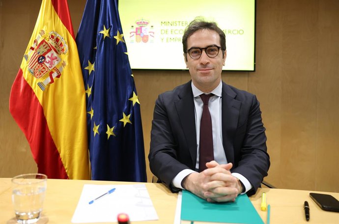 El ministro de Economía, Comercio y Empresa, Carlos Cuerpo, mantiene una reunión con las patronales de las entidades bancarias y cajas de ahorro, las asociaciones de mayores y usuarios financieros, así como con el Defensor del Pueblo y la subgobernadora d