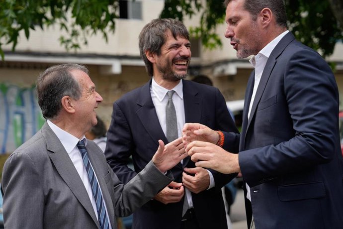 (I-D) El alcalde de Vigo, Abel Caballero, el ministro de Cultura, Ernest Urtasun, y el conselleiro de Cultura de la Xunta de Galicia, José López Campos.