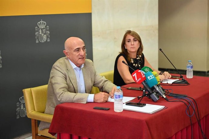 El presidente de la Confederación del Guadiana, Samuel Moraleda, interviene, junto a la subdelegada en Córdoba, Ana López Losilla.