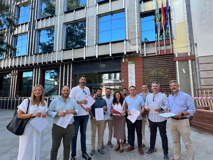 Alcaldes y portavoces del PSOE pidiendo un plan integral para la lucha contra el mosquito del Nilo a la Junta en Cádiz.