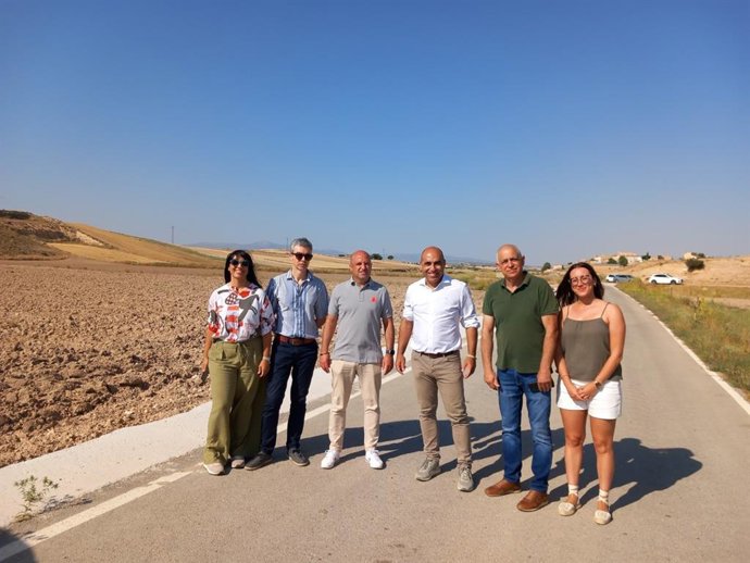 El delegado territorial de Agricultura, Antonio Mena, durante su visita a los caminos rurales de María (Almería).