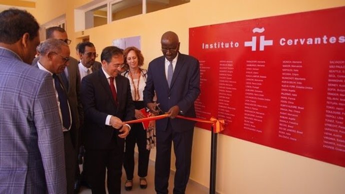 El ministro de Asuntos Exteriores, Unión Europea y Cooperación, José Manuel Albares y, a su izquierda, la secretaria general del Instituto Cervantes, Carmen Noguero, durante la inauguración de la extensión del Cervantes en Nuakchot.