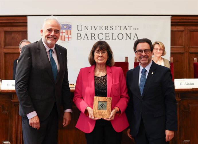 La bioquímica Fàtima Bosch amb la Medalla d'Honor de la Xarxa Vives d'Universitats
