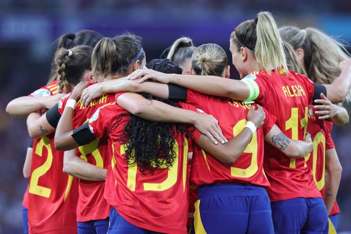 Vicky López (19) of Spain celebrates her goal 2-0 with teammates during the UEFA Women’s EURO 2025, Group B football match between Spain and Portugal on 3 July 2025 at Stadion Wankdorf in Bern, Switzerland - Photo Ralf Ibing / firo Sportphoto / DPPI