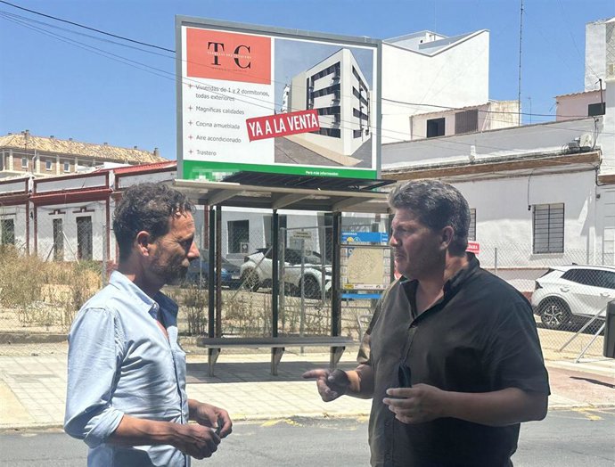 El coordinador provincial de Izquierda Unida en Huelva, Marcos Toti (derecha).