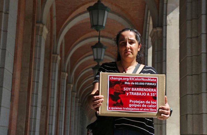 Elvira Gómez entrega las firmas recogidas en Change.Org en el Minsiterio de Trabajo.