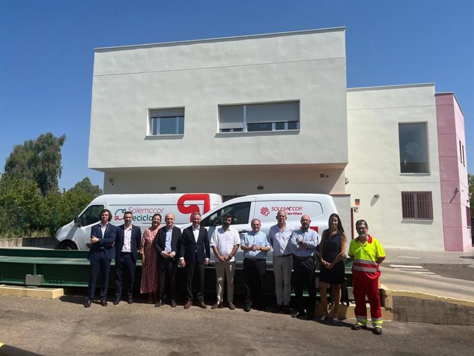 Un momento de la visita de responsables de Santander Asset Management España y del Banco Santander al proyecto de inserción sociolaboral de Solemcor que financian en Córdoba.