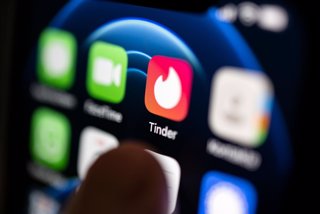 Archivo - FILED - 02 September 2022, Baden-Wuerttemberg, Stuttgart: A hand taps on the Tinder app installed on a smartphone. Photo: Marijan Murat/dpa