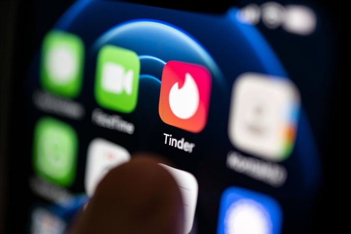 Archivo - FILED - 02 September 2022, Baden-Wuerttemberg, Stuttgart: A hand taps on the Tinder app installed on a smartphone. Photo: Marijan Murat/dpa