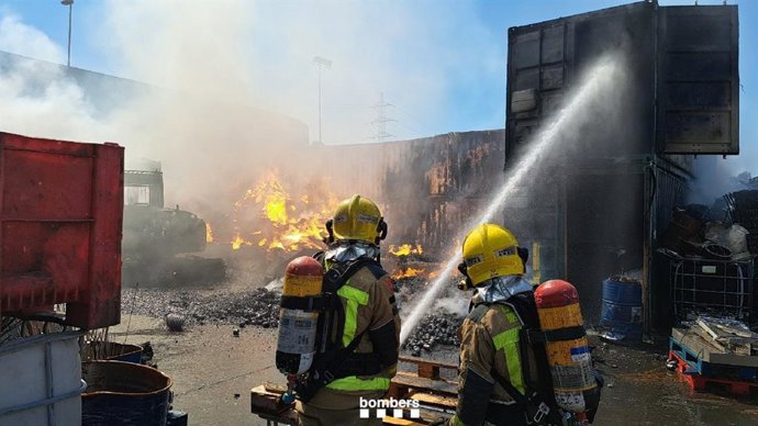 Bombers en el incendio de una fábrica en Rubí (Barcelona)