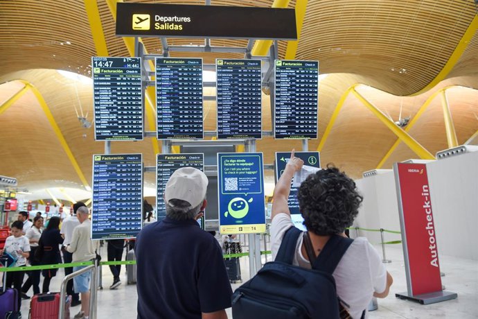 Pasajeros esperan en la entrada de la Terminal 4 de Barajas durante el colapso por falta de personal, a 2 de julio de 2025, en Madrid (España). Según fuentes consultadas por Europa Press, esta congestión se viene dando ya desde hace unos días, pero hoy ha