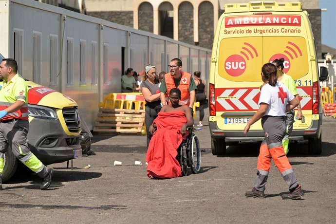 Archivo - Uno de los migrantes rescatados tras volcar un cayuco en el Puerto de la Restinga