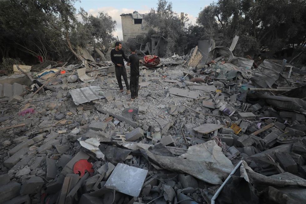 Escombros tras bombardeos israelíes en la Franja de Gaza