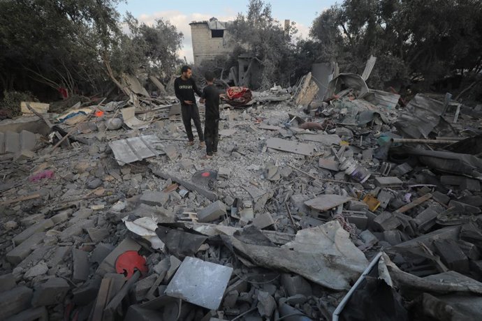 13 de julho de 2025, Nuseirat, Faixa de Gaza, Território Palestino: Palestinos avaliam os danos após um ataque israelense noturno que atingiu Nuseirat, no centro da Faixa de Gaza, em 13 de julho de 2025