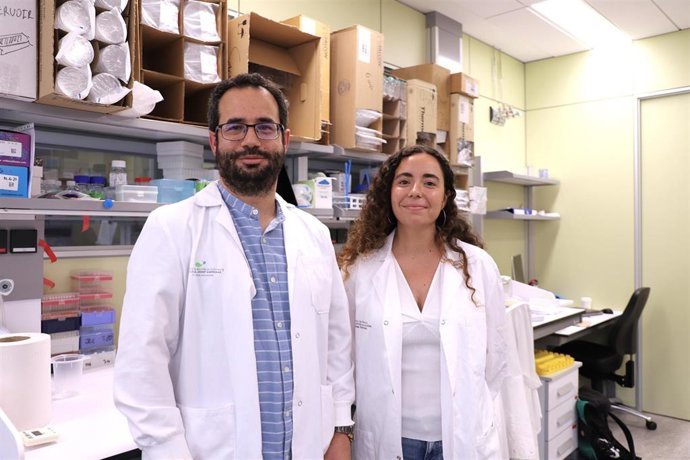 Los investigadores del Institut de Recerca contra la Leucèmia Josep Carreras Jose Luis Sardina y Gemma Valcárcel