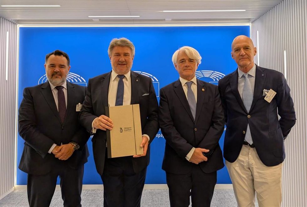 Ignacio Gally, presidente de la Comisión de Previsión Social de la Abogacía Española; Bodgan Rzoca, presidente de la Comisión de Peticiones; Salvador González, presidente de Abogacía Española y Alex Tallon, vicepresidente del Consejo de Abogacía Europea