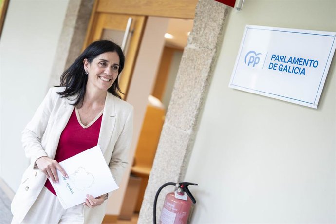 La secretaria general del PPdeG, Paula Prado, antes de una rueda de prensa en el Parlamento.