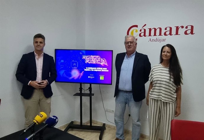 Luis Miguel Carmona (Izq) junto a Javier Camello y Ana Peña