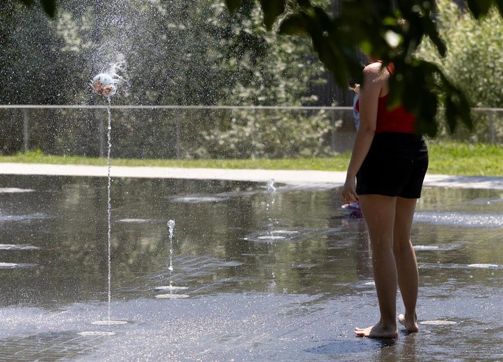 Una persona jugando con agua, a 16 de julio de 2025, en Madrid (España). 