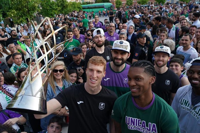 Archivo - Unicaja Baloncesto hace una ofrenda a la patrona de Málaga tras ganar la Basketball Champions League. A 12 de mayo de 2025, en Málaga (Andalucía, España). El presidente de la Fundación Unicaja, José M. Domínguez; el CEO de Unicaja, Isidro Rubial