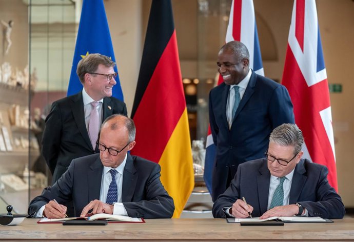 17 July 2025, United Kingdom, London: German Chancellor Friedrich Merz and UK Prime Minister Keir Starmer sign a new friendship treaty. Photo: Michael Kappeler/dpa