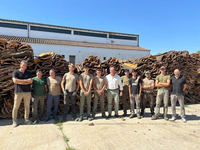 Curtido en la entrega diplomas al alumnado de la Escuela de Corcheros en la provincia de Cádiz.