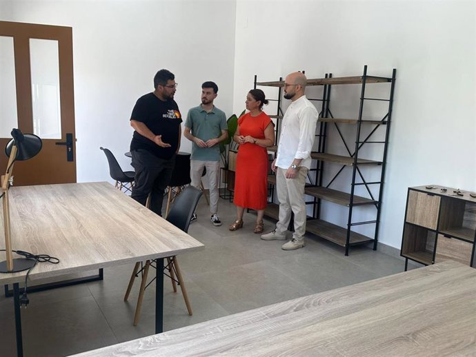 Los diputados provinciales de IU, Irene Ruiz y José Manuel Cobo (centro), visitan el vivero de empresas de Hinojosa del Duque.