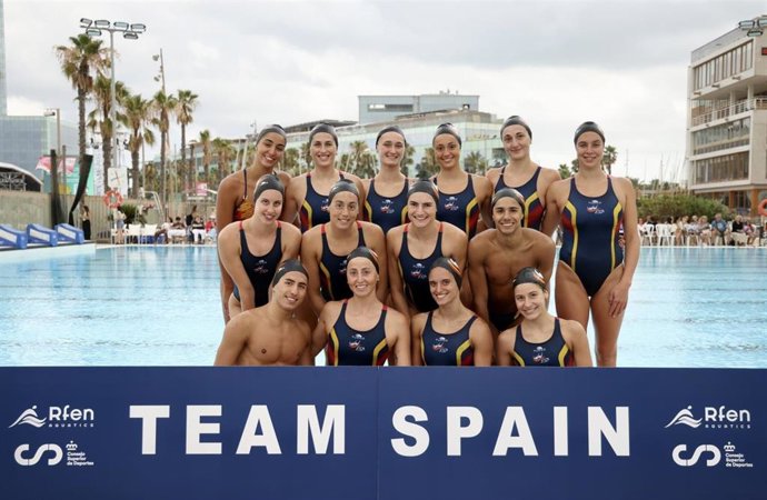 El equipo español de natación artística en su 'show', en Barcelona, previo al Mundial 2025 de Singapur