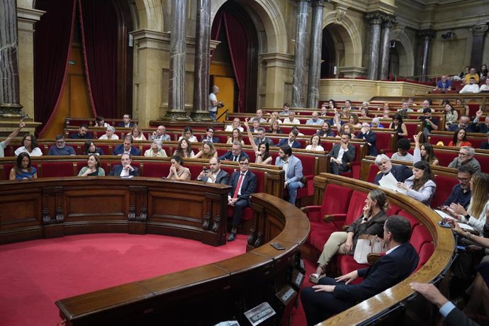Votación durante una sesión plenaria en el Parlament de Catalunya.