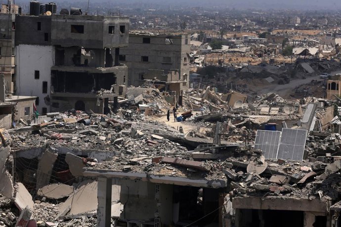 Archivo - July 30, 2024, Khan Yunis, Gaza Strip, Palestinian Territory: Palestinians make their way as they return to the eastern side of Khan Younis after Israeli forces pulled out from the area following a raid, amid the Israel-Hamas conflict, in Khan Y