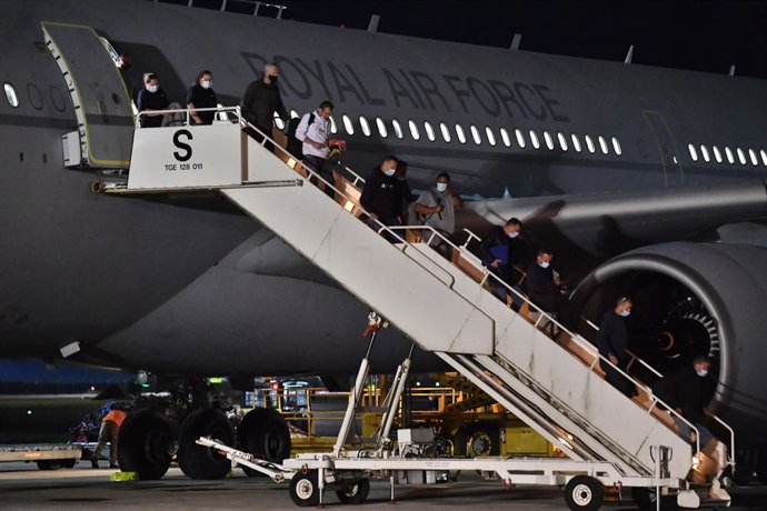 Archivo - 17 August 2021, United Kingdom, Brize Norton: People repatriated from Afghanistan disembark the RAF Voyager aircraft at the RAF Brize Norton, as British troops work to get remaining UK nationals and their local allies out of Afghanistan followin