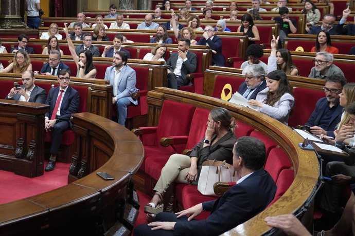 Votació durant una sessió plenària en el Parlament de Catalunya.