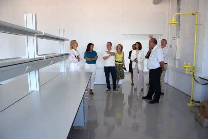 Visita del vicepresidente primero del Gobierno de C-LM, José Luis Martínez Guijarro, y el presidente de la Diputación de Cuenca, Álvaro Martínez Chana, a las instalaciones de Enresa en Cuenca.