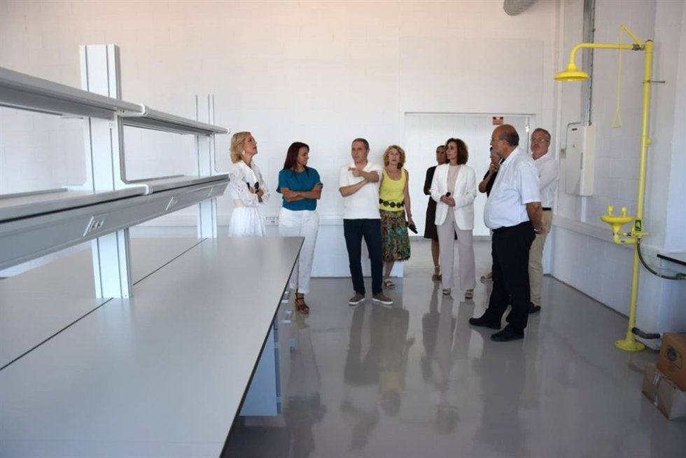 Visita del vicepresidente primero del Gobierno de C-LM, José Luis Martínez Guijarro, y el presidente de la Diputación de Cuenca, Álvaro Martínez Chana, a las instalaciones de Enresa en Cuenca.
