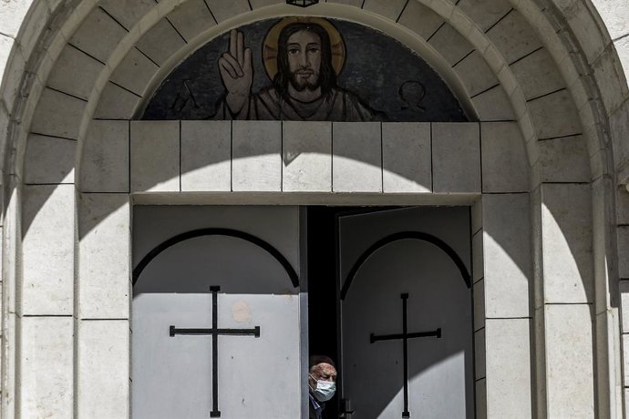 Archivo - Arquivo - 04 de abril de 2021, Territórios Palestinos, Cidade de Gaza: Um cristão palestino chega para a missa de domingo de Páscoa na Igreja da Sagrada Família na Cidade de Gaza. Foto: Mahmoud Issa/Quds Net News via ZUMA Wire/dpa