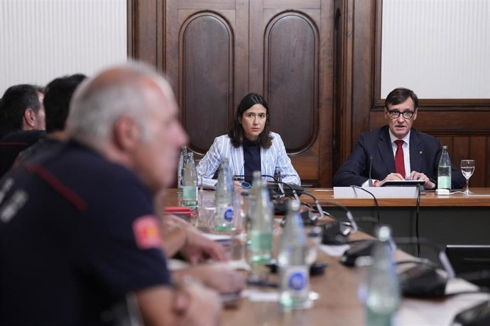El presidente de la Generalitat, Salvador Illa y la consellera de interior Núria Parlon, durante una reunión con responsables de Bombers de la Generalitat.