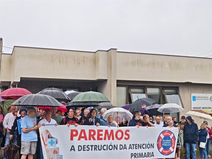 Concentración en el ambulatorio de Cervo, a 17 de julio de 2025.