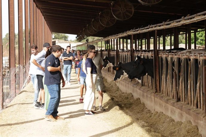 La presidenta del Govern, Marga Prohens, durante su visita a la vaquería de Son Carbó.